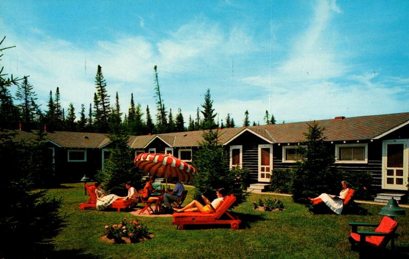 Johnsons Rustic Village (White Deer Condominiums) - Vintage Postcard